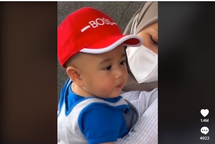 Viral Ekspresi Ngiler Rayyanza Lihat Rafathar Makan, Bikin Gemes. (Dok: TikTok/@randomly)