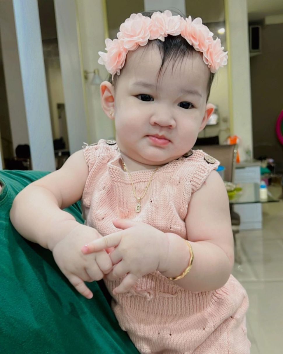 Potret menggemaskkan Gendhis, putri Nella Kharisma dan Dory Harsa. [Instagram]