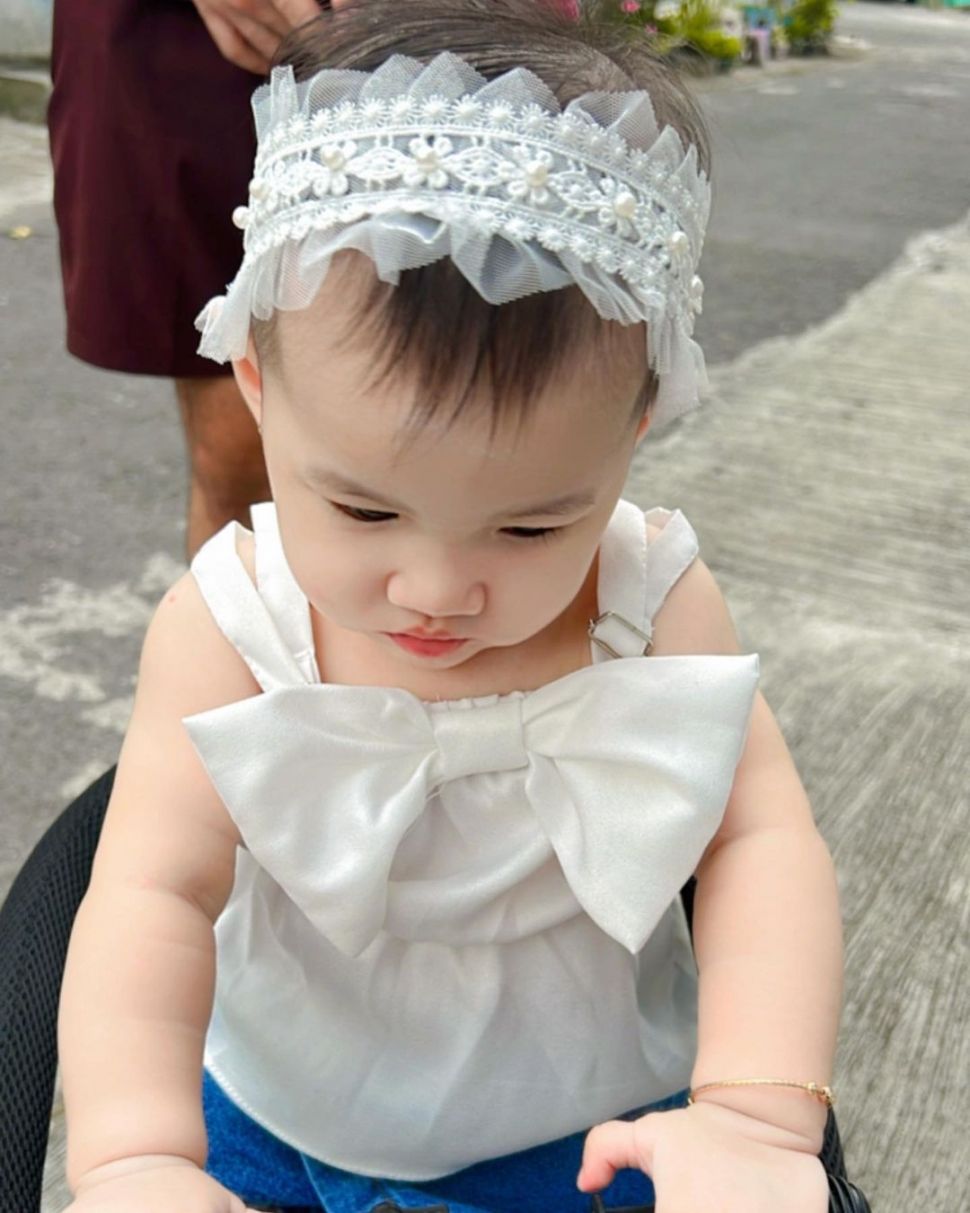 Potret menggemaskan Gendhis, putri Nella Kharisma dan Dory Harsa. [Instagram]