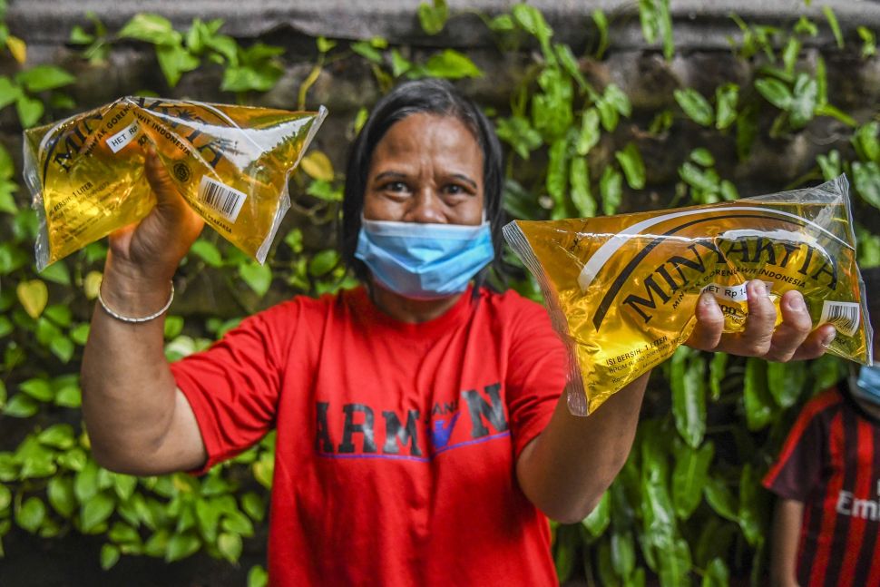 Warga memperlihatkan minyak goreng kemasan saat peluncuran minyak goreng kemasan rakyat (MinyaKita) di kantor Kementerian Perdagangan, Jakarta, Rabu (6/7/2022). ANTARA FOTO/Galih Pradipta