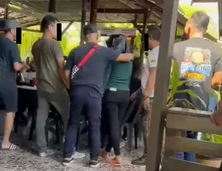 Sebuah video menjadi pusat perhatian publik dan warganet di Malaysia. Video yang dimaksud adalah keberadaan restoran yang kesemua pelayan perempuannya mempunyai payudara berukuran besar. [Instagram]