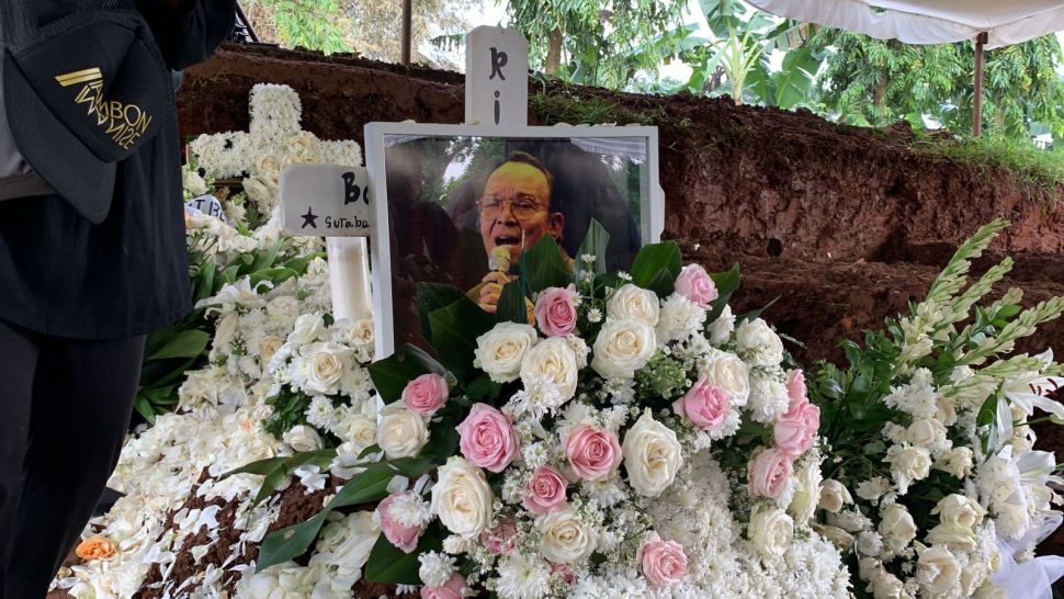 Bob Tutupoly dimakamkan di TPU Tanah Kusir, Kamis (7/72022). [Rena Pangesti/Suara.com]