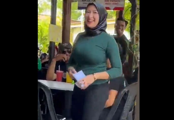 Sebuah video menjadi pusat perhatian publik dan warganet di Malaysia. Video yang dimaksud adalah keberadaan restoran yang kesemua pelayan perempuannya mempunyai payudara berukuran besar. [Instagram]