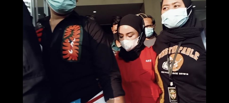 Medina Zein mengenakan rompi tahanan usai keluar dari Kejaksaan Negeri Jakarta Selatan, Kamis (7/7/2022).  [Rena Pangesti/Suara.com]
