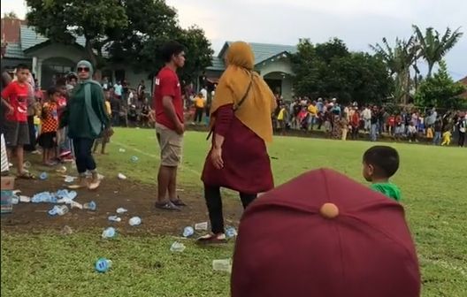 Viral di media-media sosial, video amatir yang merekam emak-emak berkelahi satu sama lain di pinggiran lapangan sepak bola. [TikTok]