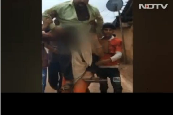 Seorang istri yang merupakan anggota masyrakat adat di di Distrik Dewas, Madhya Pradesh, India, dipukuli warga desa, ditelanjangi, serta dipaksa berkeliling desa sambil menggendong suaminya di pundak. [NDTV]