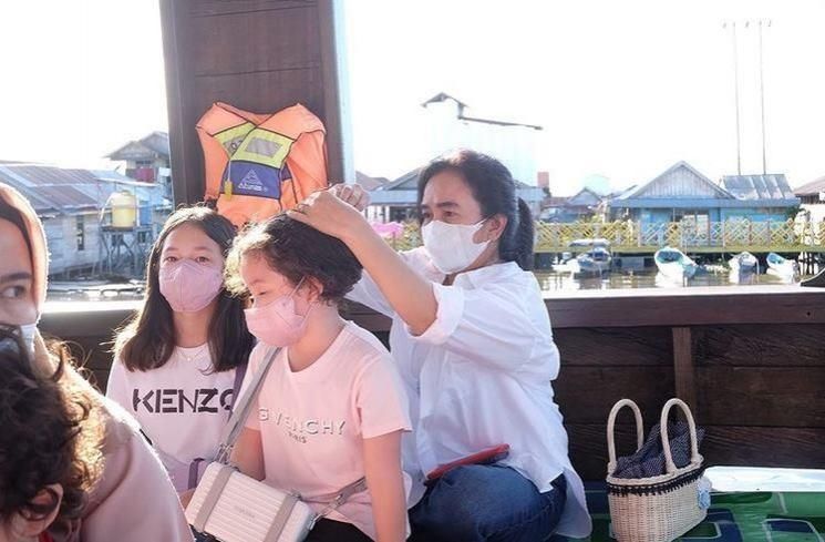 Momen Ussy Sulistiawaty ajak anak kunjungi keluarga mantan suami (Instagram/@ussypratama)
