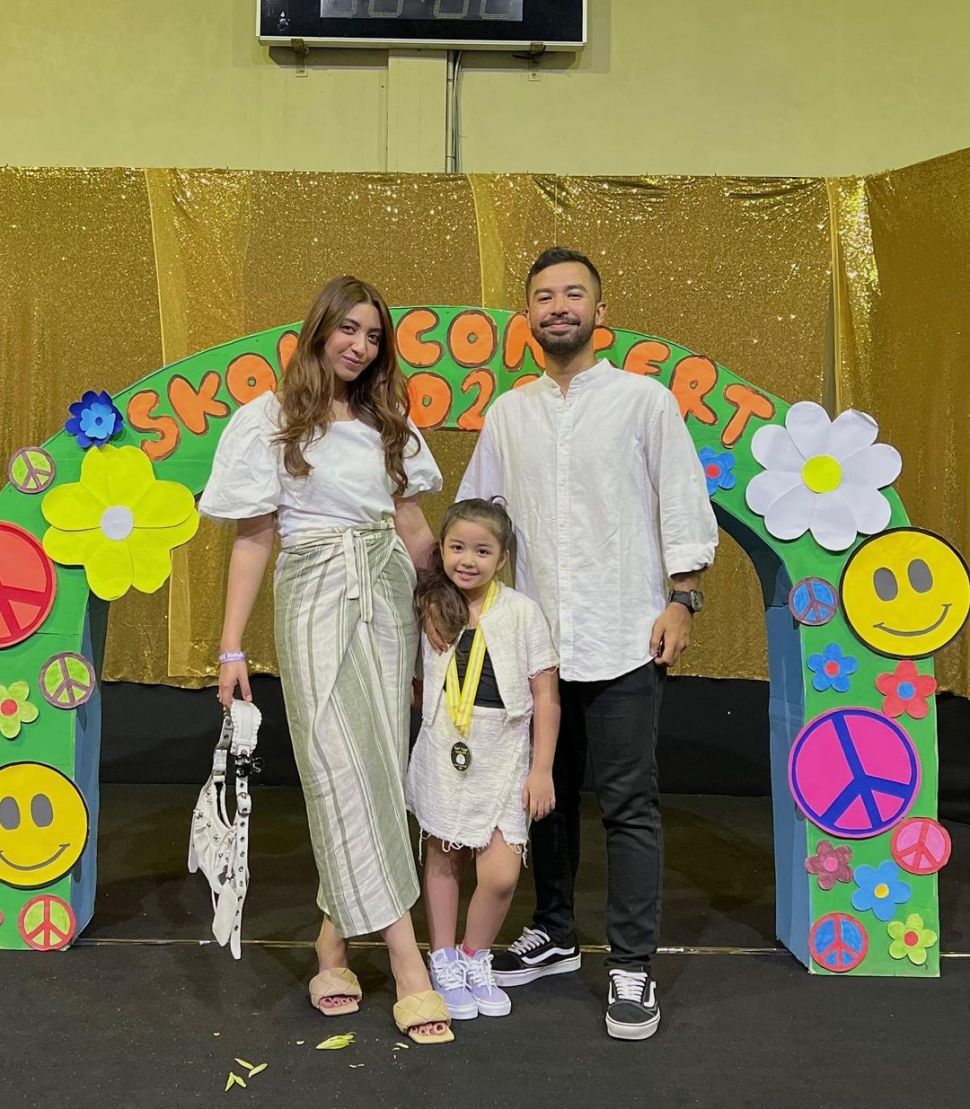 Vicky Alaydrus dan Hasan Alaydrus kompak bersama putrinya. [Instagram]