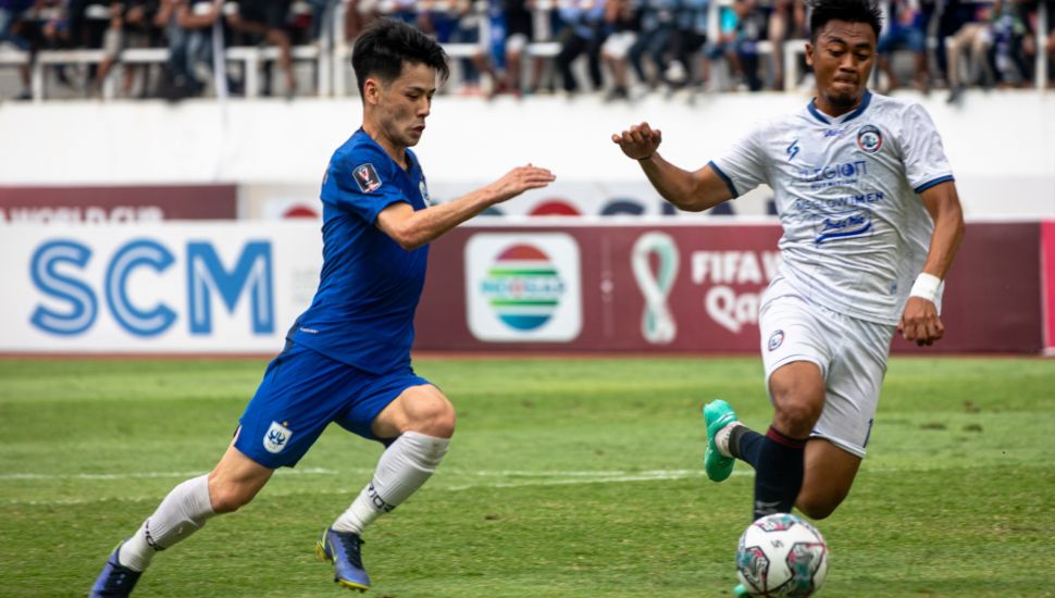 Pesepak bola PSIS Semarang Taisei Marukawa (kiri) berupaya melewati hadangan pesepak bola Arema FC Rizky Dwi (kanan) saat pertandingan semifinal leg 1 Piala Presiden 2022 di Stadion Jatidiri Semarang, Jawa Tengah, Kamis (7/7/2022). [ANTARA FOTO/Aji Styawan/hp]