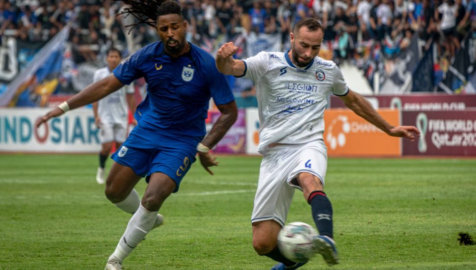 Pesepak bola PSIS Semarang Carlos Fortes (kiri) berebut bola dengan pesepak bola Arema FC Sergio Silva (kanan) saat pertandingan semifinal leg 1 Piala Presiden 2022 di Stadion Jatidiri Semarang, Jawa Tengah, Kamis (7/7/2022). [ANTARA FOTO/Aji Styawan/hp]