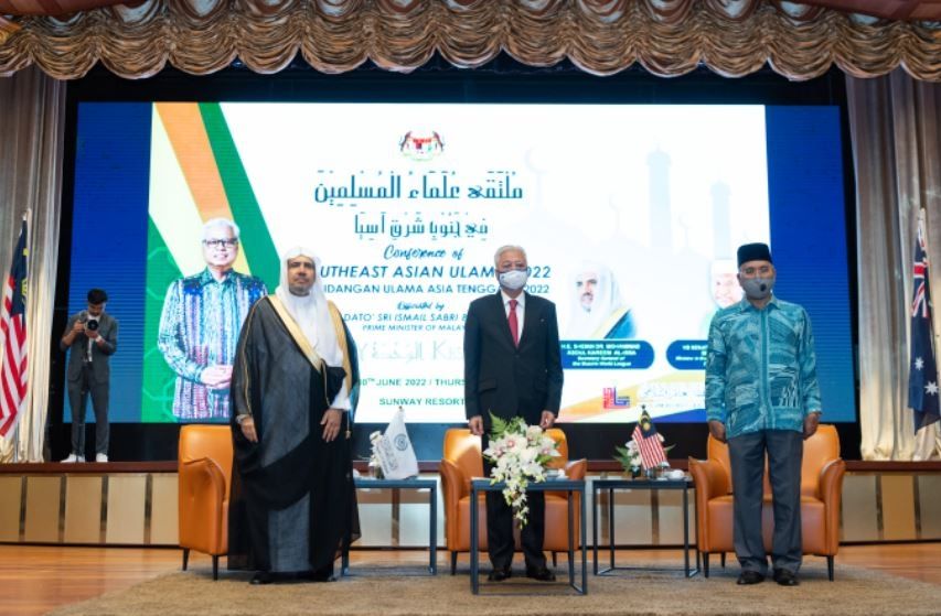 Dari Kiri ke Kanan: Sekretaris Jenderal MWL Sheikh Dr Mohammad bin Abdulkarim Al-Issa, Perdana Menteri Malaysia Ismail Sabri Yaakob dan Menteri Agama Malaysia Idris Ahmad. (Istimewa)