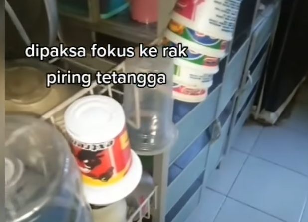 Seseorang memviralkan video kondisi dapur tetangganya yang penuh barang gratisan. [Instagram]