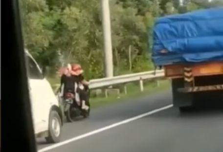 Emak-emak pengendara sepeda motor masuk ke jalan tol kembali terjadi. Kali ini, peristiwa itu terjadi di Porong, Sidoarjo, Jawa Timur. [Instagram]