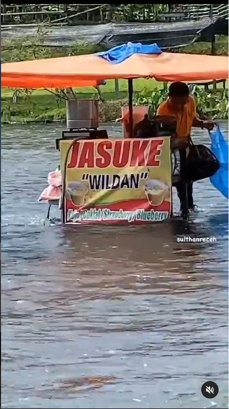 Warganet dibuat kaget dan kebingungan oleh video amatir yang merekam pedagang berada di tempat tak lazim. [Instagram]