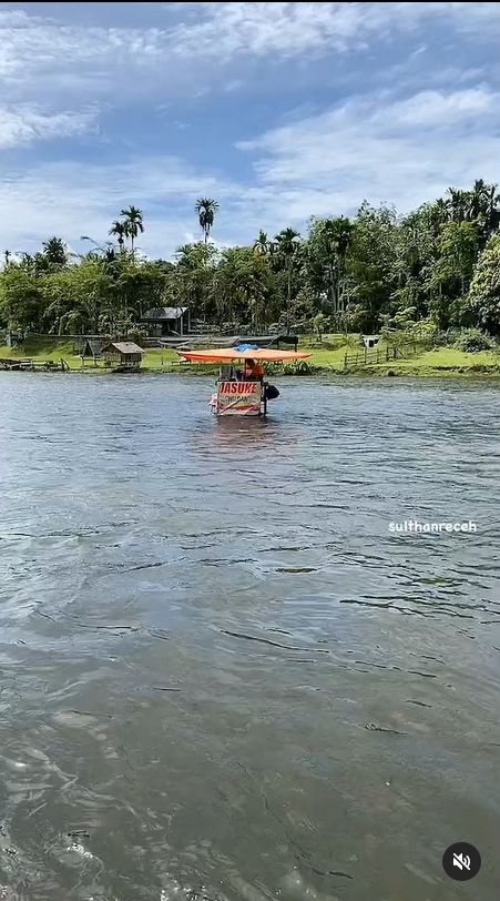 Warganet dibuat kaget dan kebingungan oleh video amatir yang merekam pedagang berada di tempat tak lazim. [Instagram]