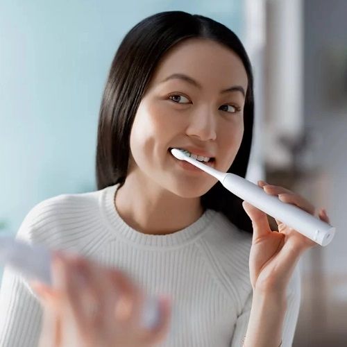 Ilustrasi menyikat gigi dengan sikat gigi elektrik. (Philips)