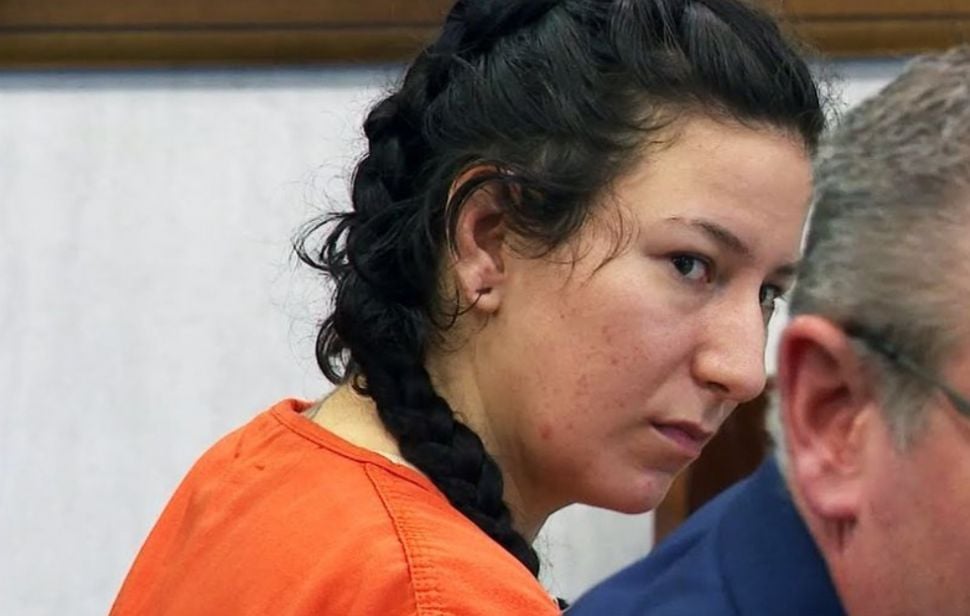 Taylor D Schabusiness, perempuan berusia 24 tahun di Wisconsin, Amerika Serikat, terancam hukuman paling berat, setelah didakwa membunuh pacarnya, menyetubuhi serta memutilasi mayatnya termasuk alat kemaluan lelaki tersebut. [Daily Star]