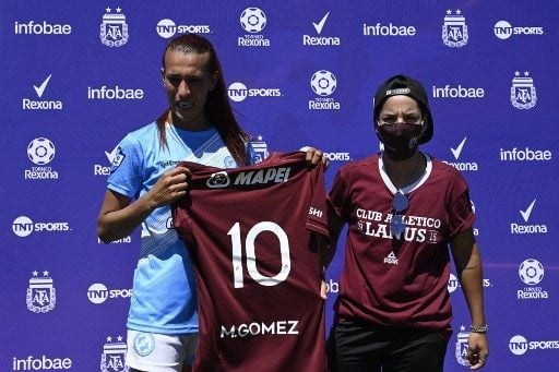 Pemain Villa San Carlos Mara Gomez (jersey biru) usai melakoni debutnya pada 7 Desember 2020. [AFP]