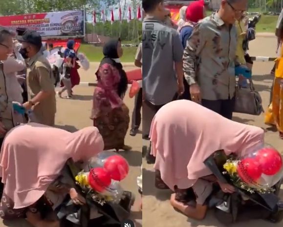 Anak sujud dan peluk kaki ibu. (Instagram/dunia_kaumhawa)