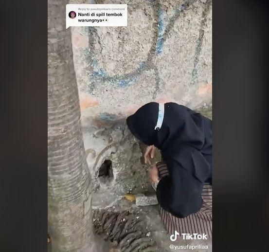 Sosok penjual minuman di balik tembok bikin netizen penasaran. (TikTok/ @yusufapriliaa)