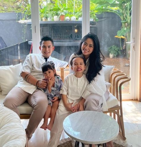 Rachel Vennya dan Niko Al Hakim bersama anak mereka [Instagram/@rachelvennya]