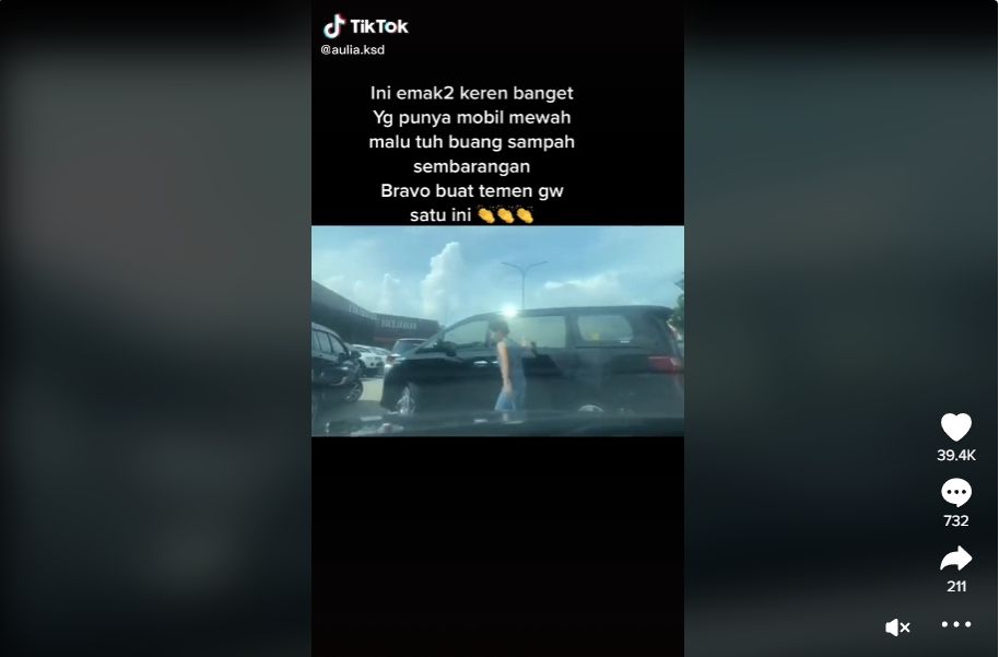 Viral emak-emak tegur pemobil buang sampah sembarangan. (dok. TikTok)