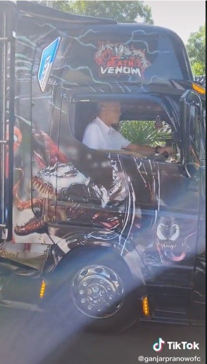 Tangkapan layar video Gubernur Jawa Tengah Ganjar Pranowo saat menjadi sopir truk. [TikTok/@ganjarpranowofc]