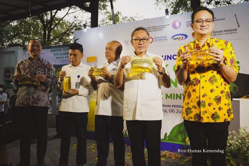 Peluncuran minyak goreng curah murah "Minyakita" oleh Menteri Perdagangan Zulkifli Hasan (dua dari kanan) dan Wamendag Jerry Sambuaga (kanan) di Jakarta, Rabu (6/7/2022). (Antara)