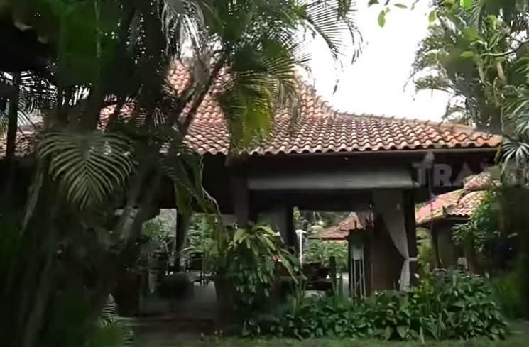 Rumah Christine Hakim. (YouTube/TRANS7 OFFICIAL)