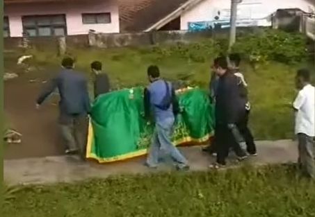 Seorang warganet merekam momen langka, di mana di satu tempat yang sama terdapat orang yang kawinan, meninggal dunia, dan bergembira karena potong kurban.[Instagram]