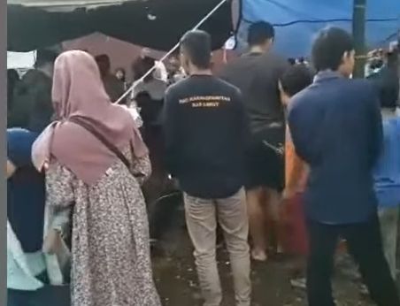 Seorang warganet merekam momen langka, di mana di satu tempat yang sama terdapat orang yang kawinan, meninggal dunia, dan bergembira karena potong kurban.[Instagram]