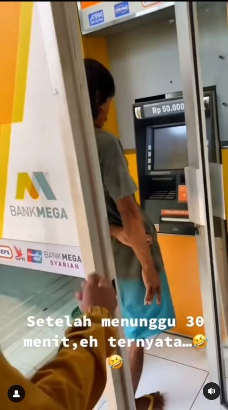 Seorang pengguna media sosial membagikan video yang membuat warganet tertawa terbahak-bahak. Video tersebut merekam pengalamannya saat hendak mengambil uang di gerai mesin anjungan tunai mandiri alias ATM salah satu bank. [Instagram]