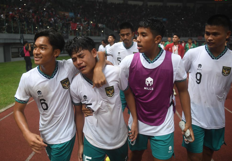 Sujumlah pemain Indonesia U19 meluapkan kekecewaannya usai laga penyisihan grup Piala AFF U-19 melawan Myanmar U.19, di Stadion Patriot Candrabhaga, Bekasi, Jawa Barat, Minggu (10/7/2022). Meskipun menang dengan skor 5-1, Indonesia U-19 tetap tersingkir dari Piala AFF U19. ANTARA FOTO/Akbar Nugroho Gumay/hp.