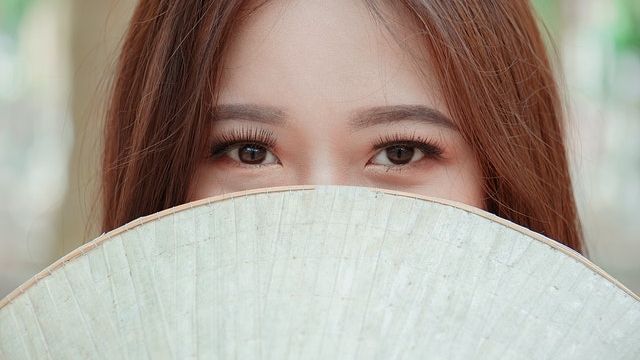 Ilustrasi seorang wanita yang memiliki bulu mata lentik dan tebal (Pexels.com/Min_An)