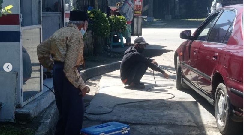 Sejumlah foto dan video yang merekam aktivitas seorang kakek renta tetap bekerja berjualan keliling, membuat hati warganet terenyuh. [Instagram]