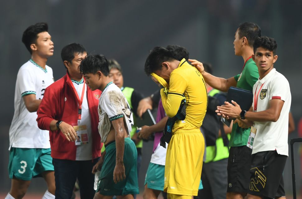 Sujumlah pemain Indonesia U-19 meluapkan kekecewaannya usai laga penyisihan grup Piala AFF U-19 melawan Myanmar U19 di Stadion Patriot Candrabhaga, Bekasi, Jawa Barat, Minggu (10/7/2022). Meskipun menang dengan skor 5-1, Indonesia U-19 tetap tersingkir dari Piala AFF U-19. ANTARA FOTO/Akbar Nugroho Gumay/hp.