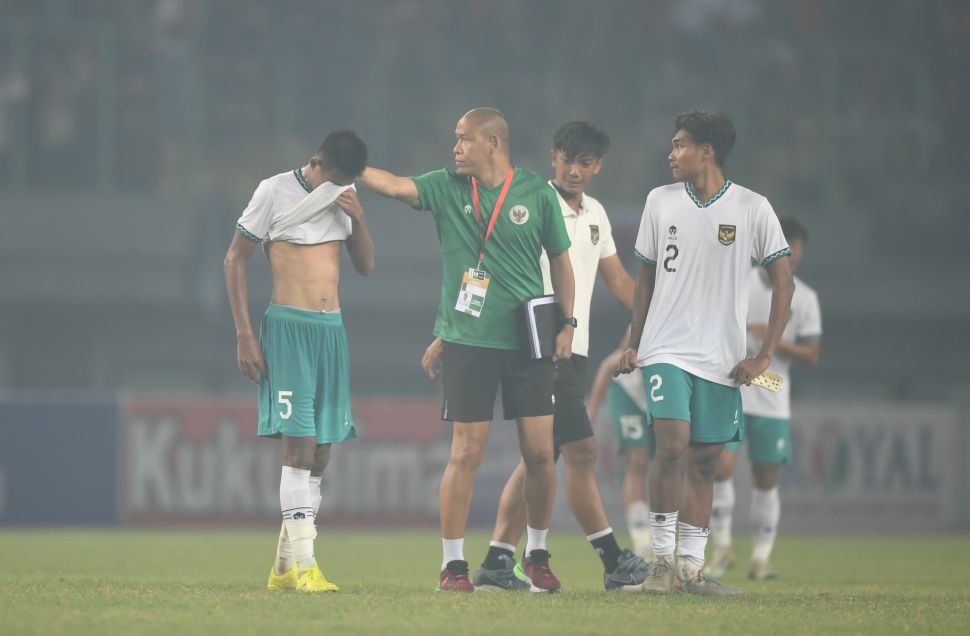 Sujumlah pemain Indonesia U19 meluapkan kekecewaannya usai laga penyisihan grup Piala AFF U-19 melawan Myanmar U-19 di Stadion Patriot Candrabhaga, Bekasi, Jawa Barat, Minggu (10/7/2022). Meskipun menang dengan skor 5-1, Indonesia U-19 tetap tersingkir dari Piala AFF U-19. ANTARA FOTO/Akbar Nugroho Gumay/hp.