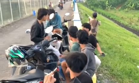 Potongan video yang memperlihatkan situasi kontras tentang anak-anak muda, membuat hati warganet terenyuh. [Instagram]