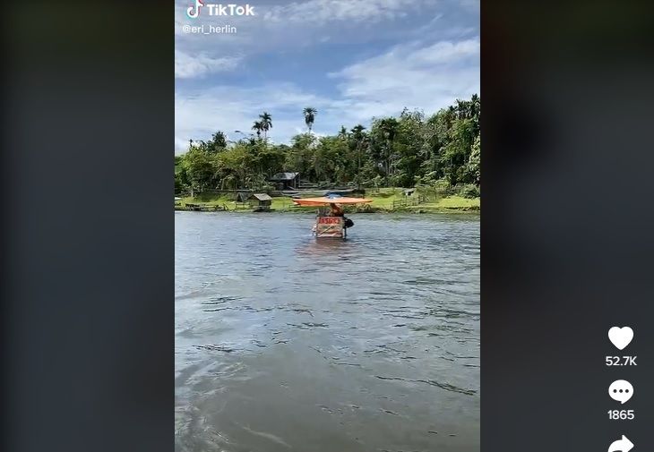 Penjual Jasuke di Tengah Aliran Air Hujan. (TikTok)