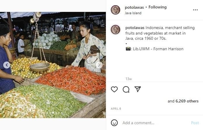 Beredar Foto Suasana Pasar Tahun 1970, Ekspresi Ibu-Ibu Beli Cabe Ini Bikin Publik Salfok. (Instagram/@potolawas)