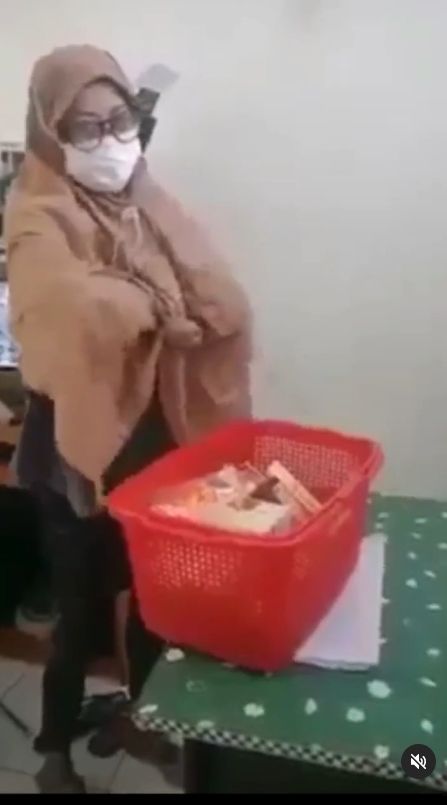 Seorang emak-emak tertangkap basah mencuri barang-barang di sebuah minimarket. Uniknya, ibu-ibu itu bisa mengambil banyak barang hingga satu keranjang. [Instagram]