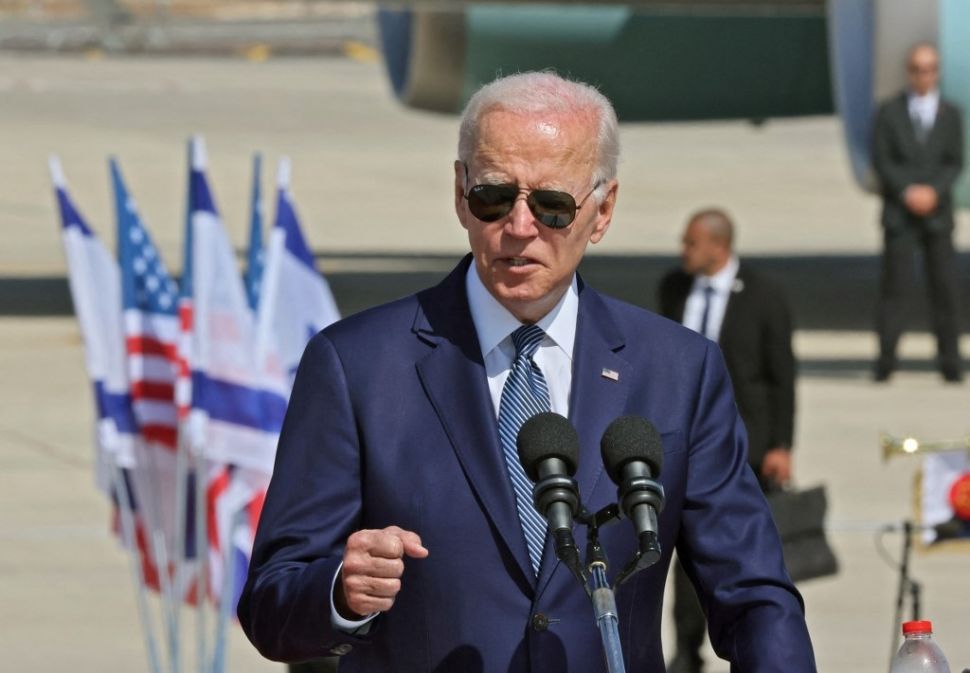 Presiden AS Joe Biden memberikan statemen usai tiba di Israel, Rabu (13/7/2022), ini merupakan kunjungan perdananya ke Timur Tengah usai menjabat. (Foto: AFP)