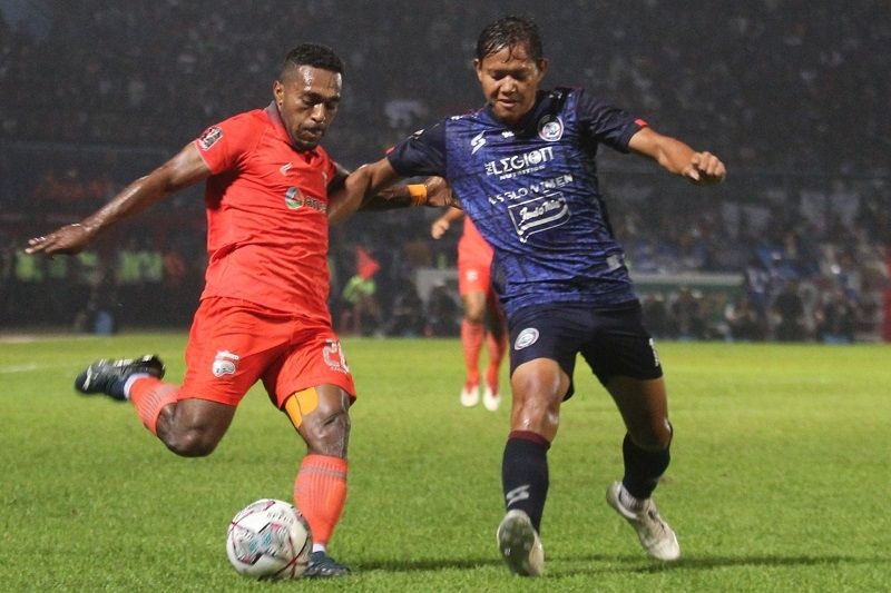 Pemain Arema FC, Adam Alis (kanan) berusaha merebut bola yang dikuasai pesepakbola Borneo FC Samarinda, Terens Puhiri dalam laga final Piala Presiden 2022 di Stadion Kanjuruhan, Malang, Jawa Timur, Kamis (14/7/2022) malam. [ANTARA FOTO/Ari Bowo Sucipto]