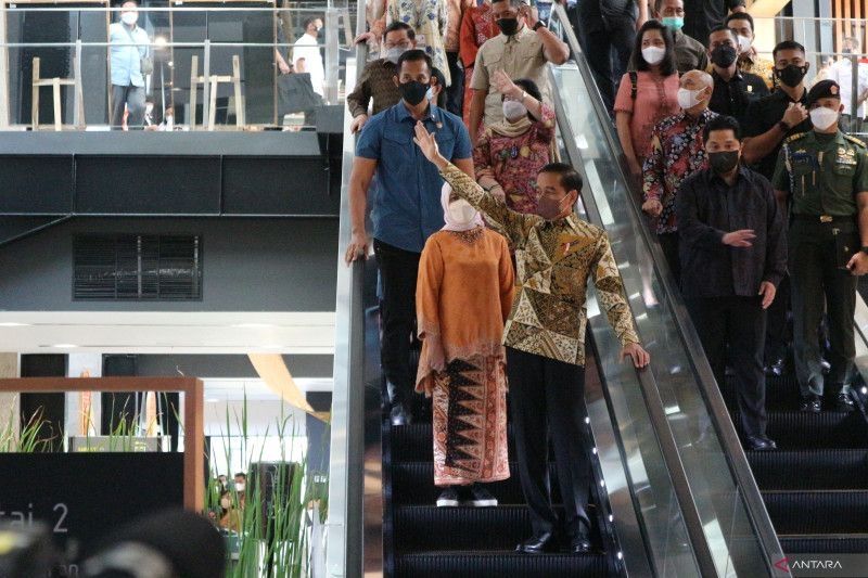 Presiden RI Joko Widodo dan Ibu Riana Jokowi menggunakan eskalator di Pusat Perbelanjaan Sarinah Jakarta, Kamis (14-7-2022). ANTARA/Desca Lidya Natalia