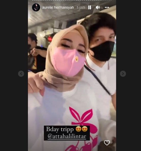 Aurel Hermansyah dan Atta Halilintar tiba di Bandara Seokarno Hatta, Kamis (14/7/2202) dini hari untuk berlibur ke Italia. [Instagram]