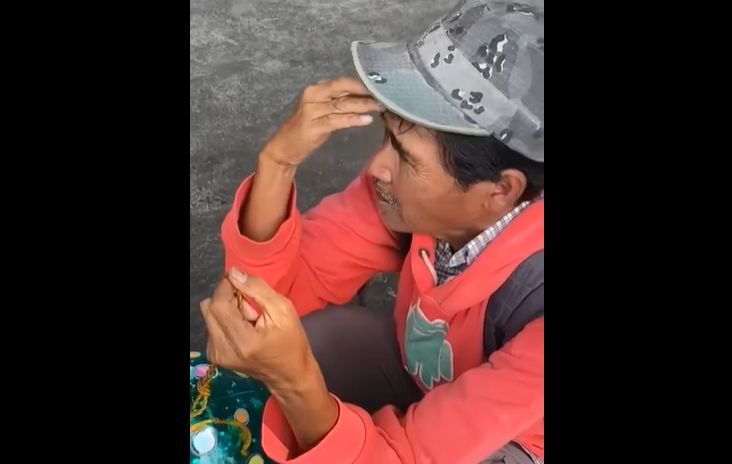 Sebuah video amatir membuat hati publik bergetar. Video itu merekam seorang penjual balon keliling duduk gemetaran dan menangis. [Instagram]