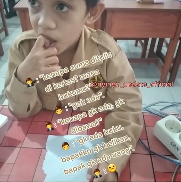 Siswa SD ini hanya memegang selembar kertas saat kembali masuk sekolah seusai liburan. Dia mengatakan, ayahnya tak mampu membelikannya buku. [Instagram]