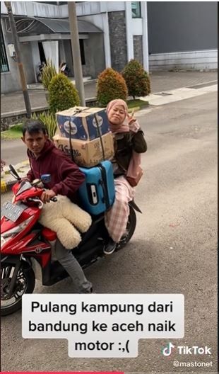 Pulang kampung dari Bandung ke Aceh naik motor (TikTok @mastonet)