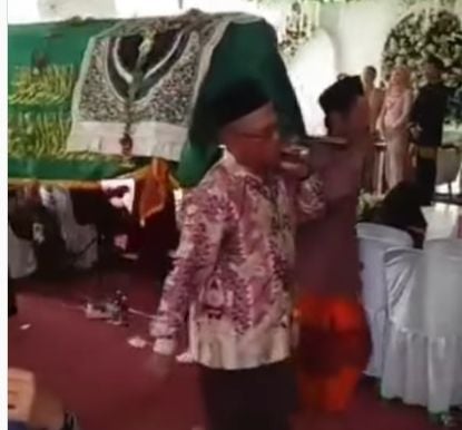 Viral video rombongan pengantar jenazah lewat di tengah pesta pernikahan. [Instagram]