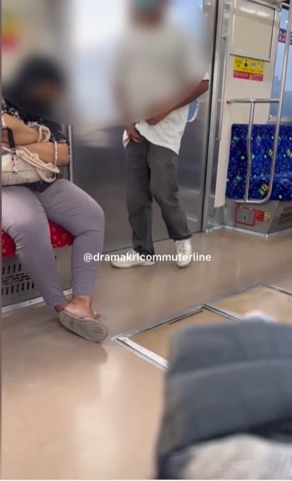 Seorang lelaki terekam video amatir melecehkan seorang perempuan berjilbab yang tengah memejamkan mata di dalam KRL Bogor - Kota. [Instagram]